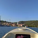 Nautical Marina Apartments: Heated Pool & Water Sports