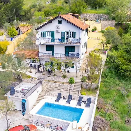 Nautical Marina Apartments: Heated Pool & Water Sports Apartment