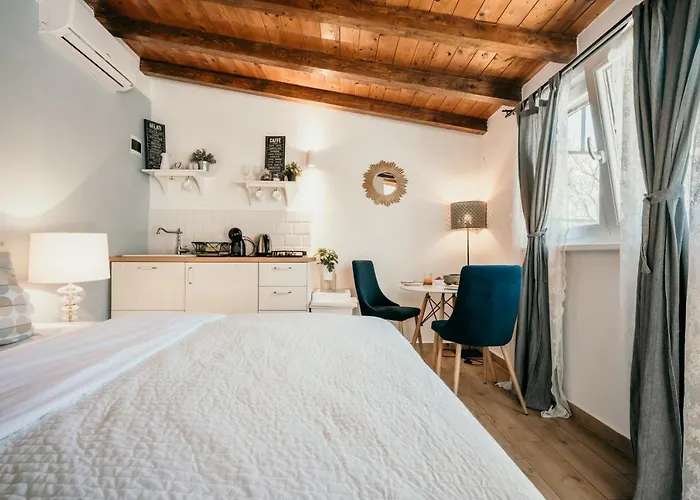 Mila And Jurija Formenti 2 Apartments In Heart Of Nautic Marina, With Heated Swimming Pool May Till October, Bikes, Sup, Kajak, Free Parking In Our Garden *